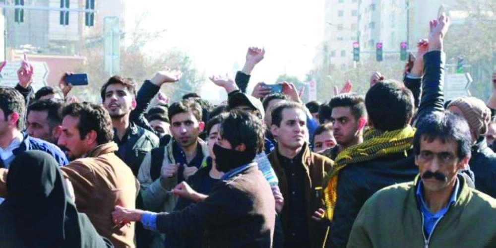 احتجاجات شباب إيرانيين على ارتفاع الأسعار (مكة)