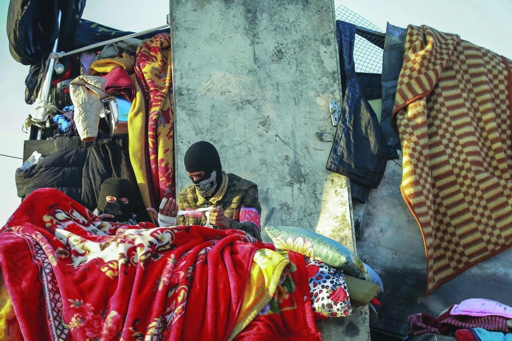 اثنان من المعتصمين يواجهون البرد في العراق (د ب أ)