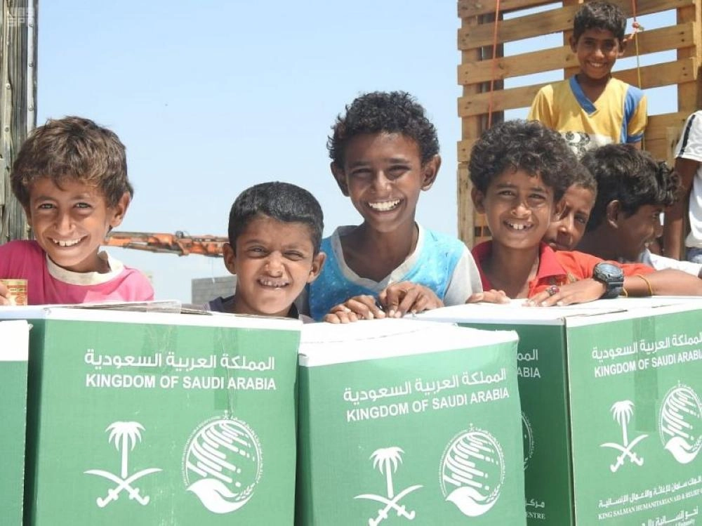 






أطفال صعدة بعد تسلم السلال الغذائية (واس)