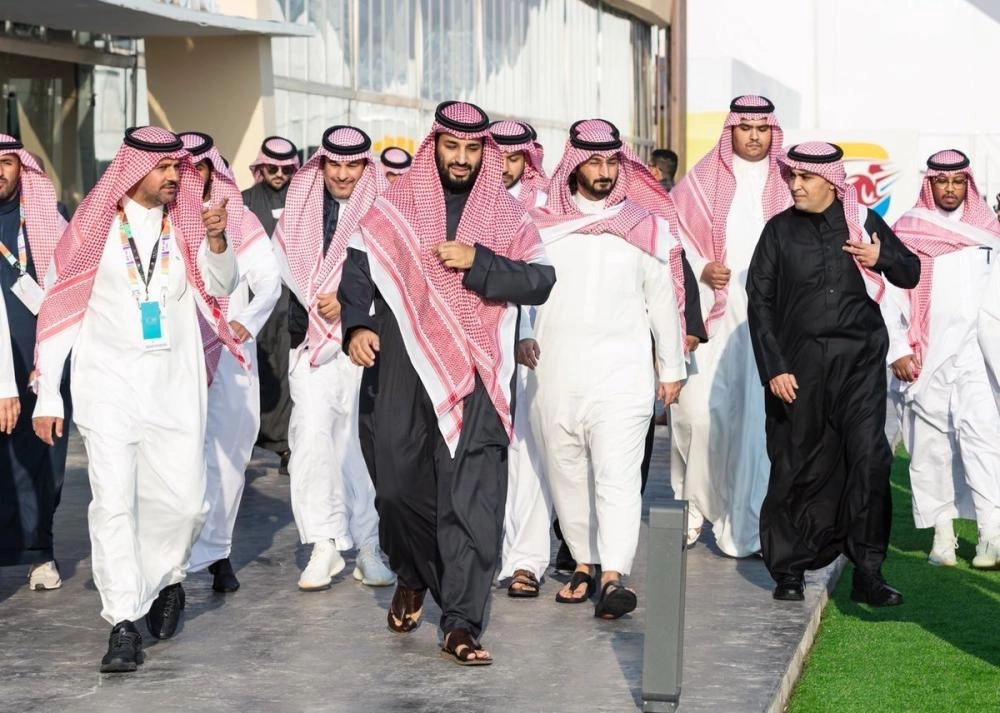 ولي العهد لدى زيارته المعرض     (بندر الجلعود)