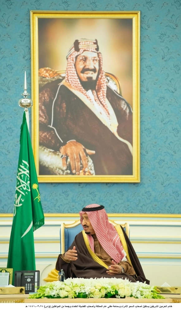  الملك سلمان لدى استقباله الأمراء والمفتي والعلماء وجمعا من المواطنين (واس)