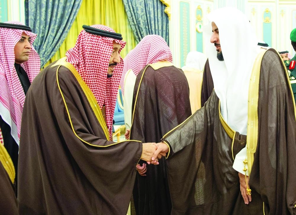  الملك سلمان لدى استقباله الأمراء والمفتي والعلماء وجمعا من المواطنين (واس)