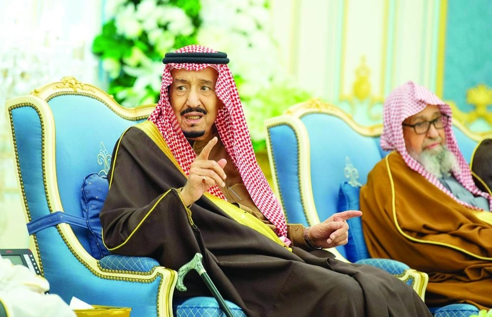  الملك سلمان لدى استقباله الأمراء والمفتي والعلماء وجمعا من المواطنين (واس)