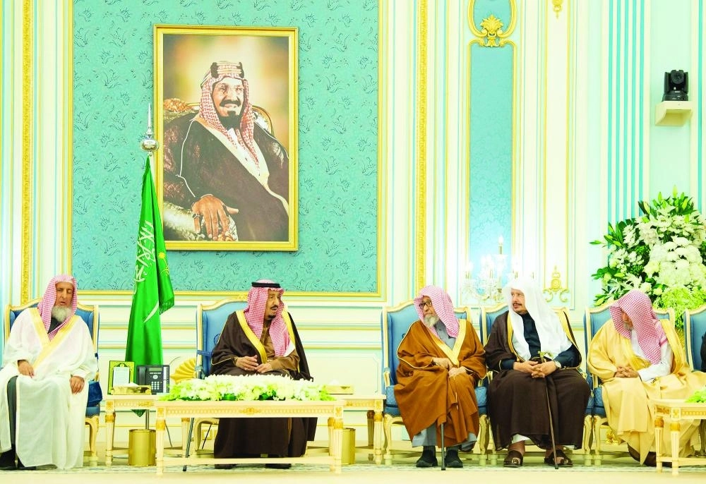  الملك سلمان لدى استقباله الأمراء والمفتي والعلماء وجمعا من المواطنين (واس)