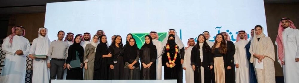 صورة جماعية مع رواد المشاريع الفائزة بجوائز أول مسرعة أعمال متخصصة في التقنية المالية