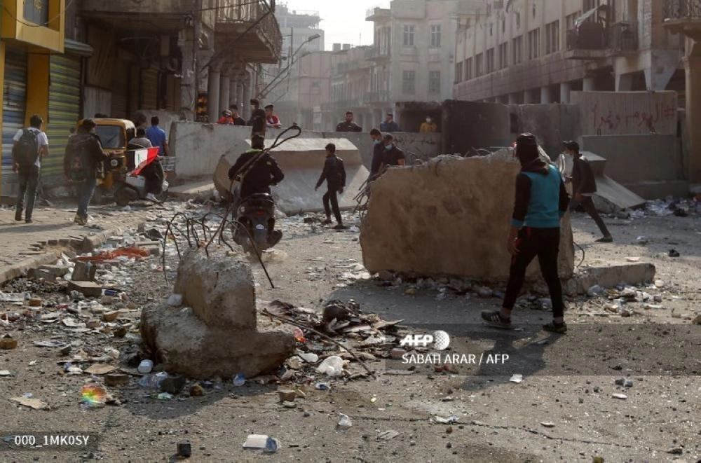 متظاهرون يغلقون أحد الطرق احتجاجا على تدخل ايران (أ ف ب)