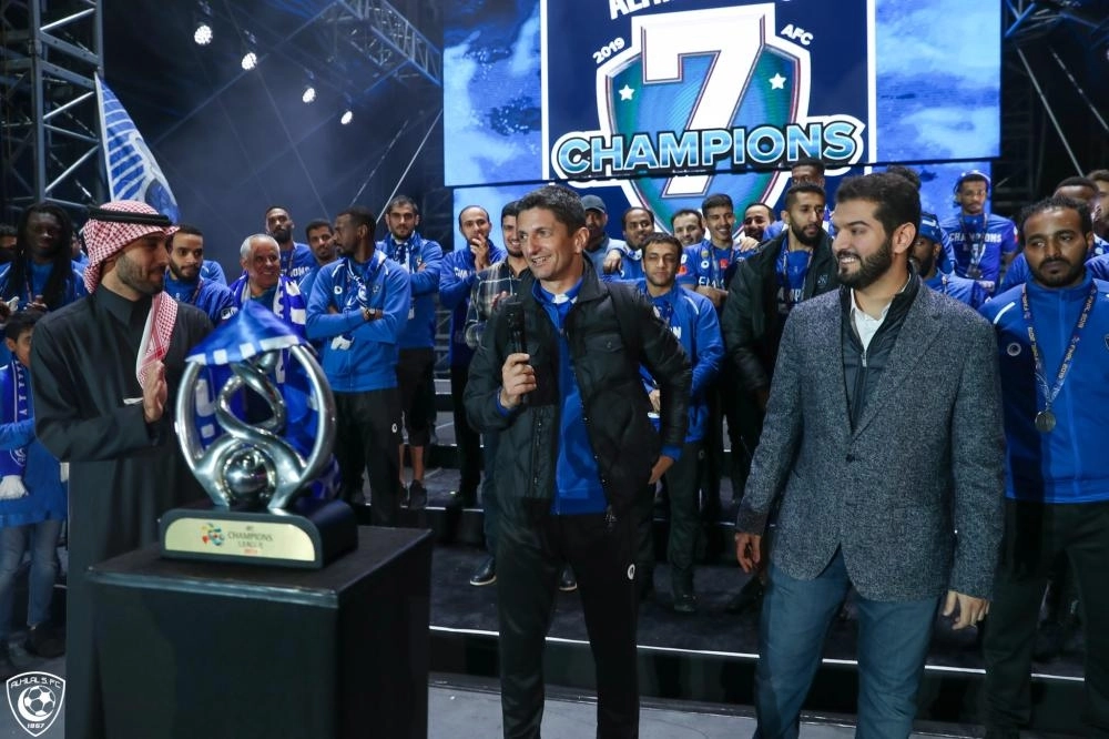 






رازفان متحدثا للجماهير في حفل استقبال الفريق بالدرعية                 (مكة)