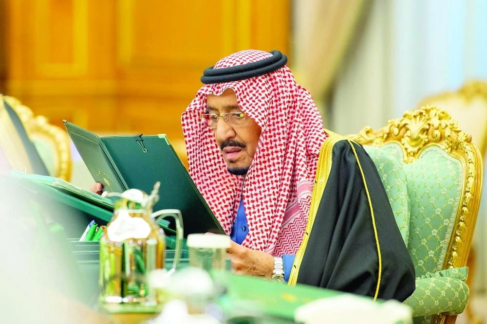 الملك سلمان لدى ترؤسه جلسة مجلس الوزراء في قصر اليمامة أمس (واس)

