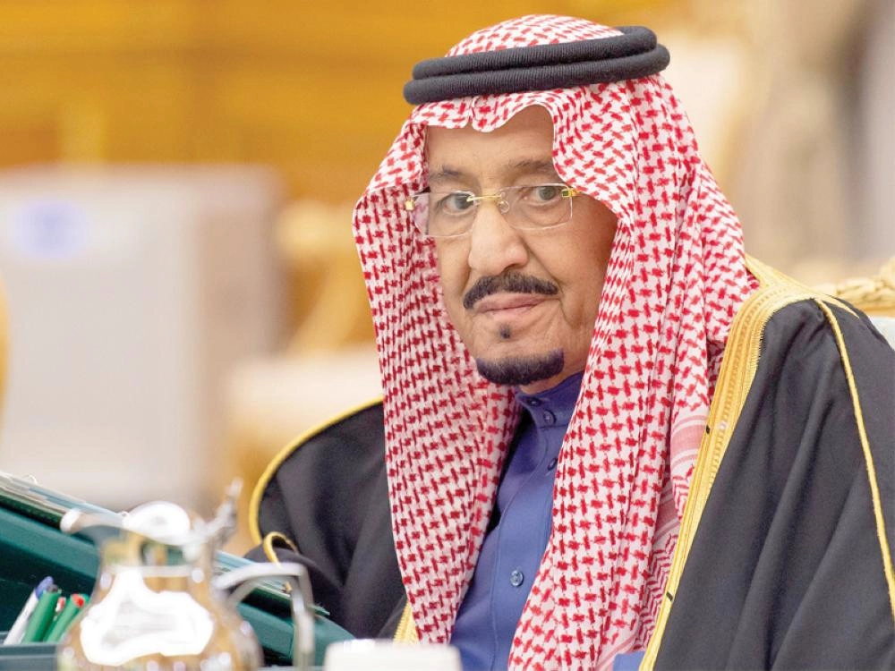 الملك سلمان لدى ترؤسه جلسة مجلس الوزراء في قصر اليمامة أمس (واس)