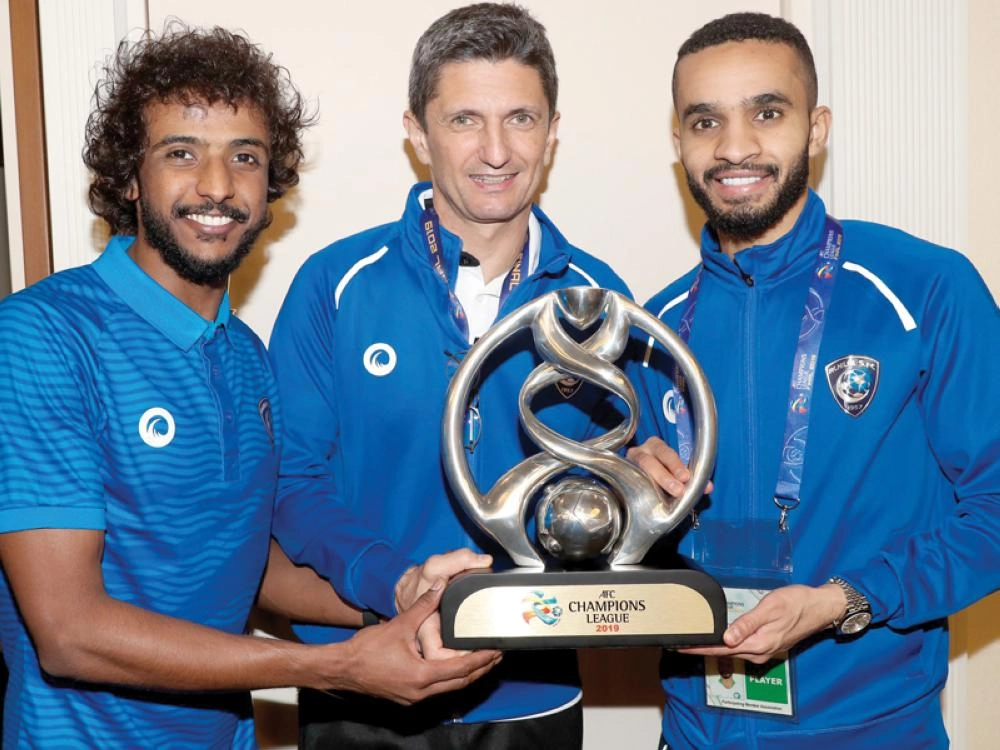 رازفان حاملا كأس آسيا   (إعلامي الهلال)