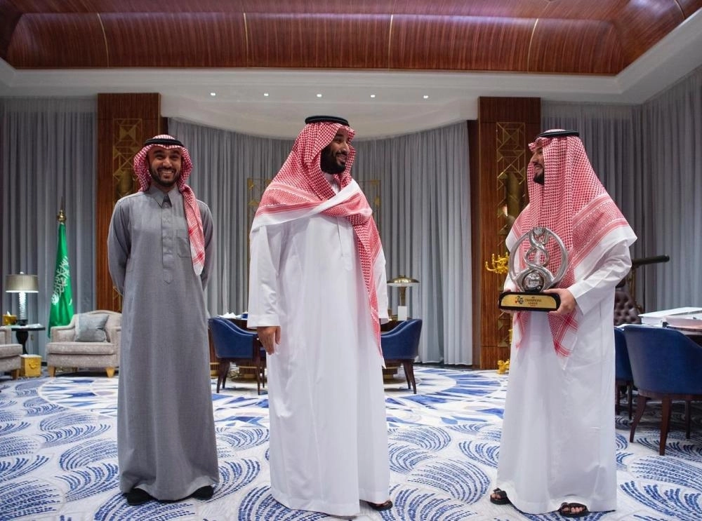 ولي العهد مع رئيس وأعضاء مجلس إدارة نادي الهلال (واس)