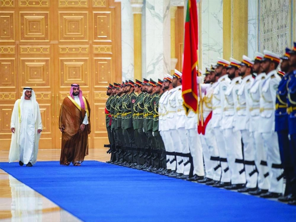 
الأمير محمد بن سلمان والشيخ محمد بن زايد خلال مراسم الاستقبال الرسمية في قصر الوطن بأبوظبي أمس (واس)
