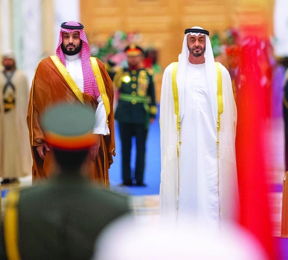 
الأمير محمد بن سلمان والشيخ محمد بن زايد خلال مراسم الاستقبال الرسمية في قصر الوطن بأبوظبي أمس (واس)
