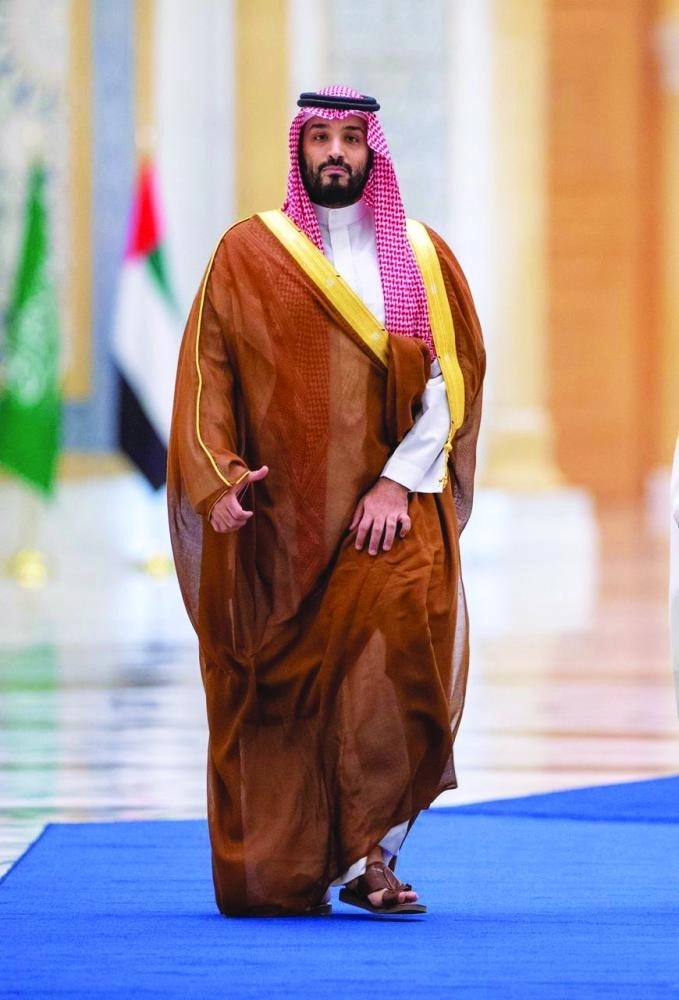 
الأمير محمد بن سلمان والشيخ محمد بن زايد خلال مراسم الاستقبال الرسمية في قصر الوطن بأبوظبي أمس (واس)
