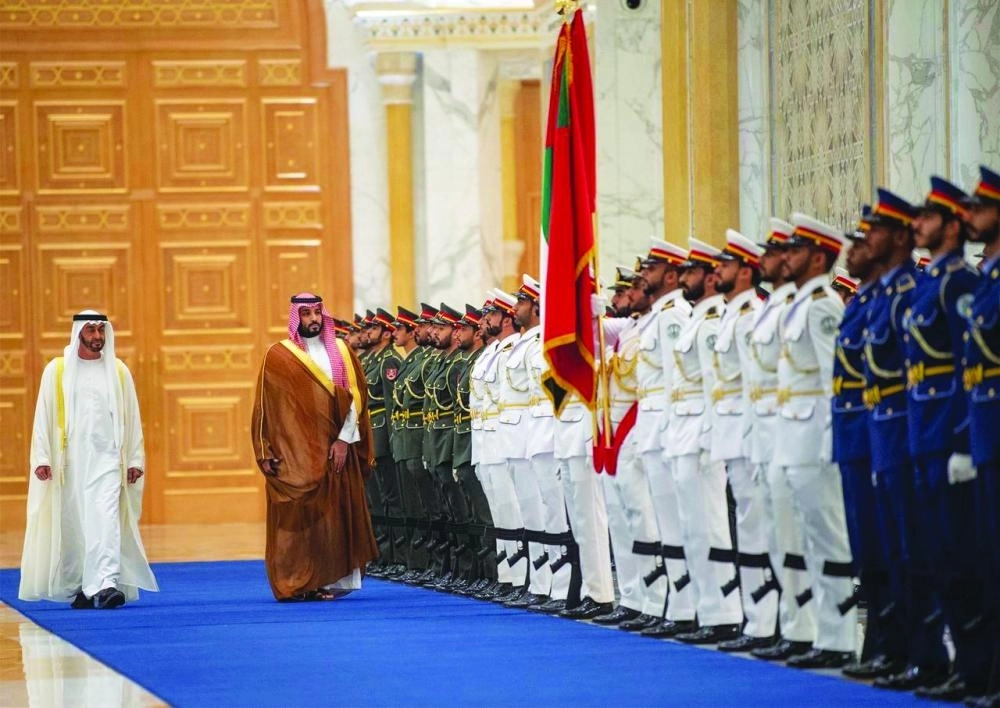 
الأمير محمد بن سلمان والشيخ محمد بن زايد خلال مراسم الاستقبال الرسمية في قصر الوطن بأبوظبي أمس (واس)
