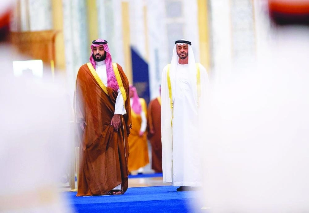 
الأمير محمد بن سلمان والشيخ محمد بن زايد خلال مراسم الاستقبال الرسمية في قصر الوطن بأبوظبي أمس (واس)
