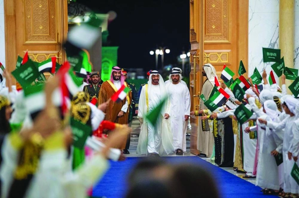 
الأمير محمد بن سلمان والشيخ محمد بن زايد خلال مراسم الاستقبال الرسمية في قصر الوطن بأبوظبي أمس (واس)
