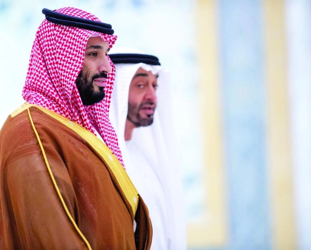 
الأمير محمد بن سلمان والشيخ محمد بن زايد خلال مراسم الاستقبال الرسمية في قصر الوطن بأبوظبي أمس (واس)
