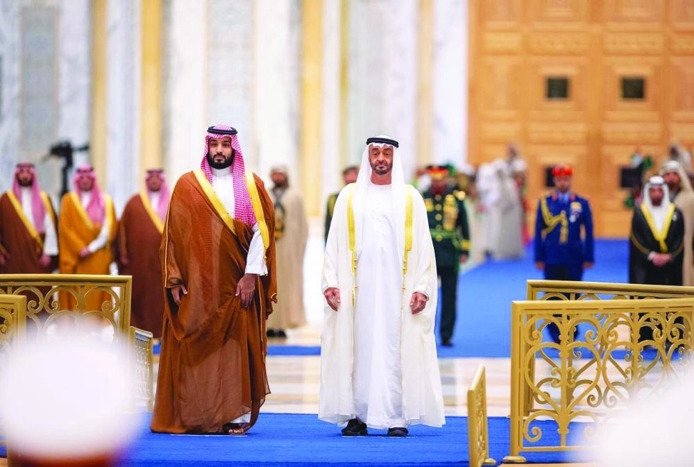 
الأمير محمد بن سلمان والشيخ محمد بن زايد خلال مراسم الاستقبال الرسمية في قصر الوطن بأبوظبي أمس (واس)
