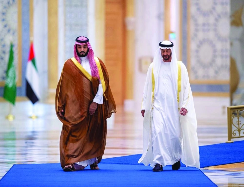 
الأمير محمد بن سلمان والشيخ محمد بن زايد خلال مراسم الاستقبال الرسمية في قصر الوطن بأبوظبي أمس (واس)
