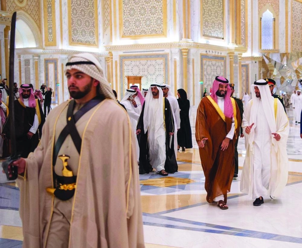 
الأمير محمد بن سلمان والشيخ محمد بن زايد خلال مراسم الاستقبال الرسمية في قصر الوطن بأبوظبي أمس (واس)
