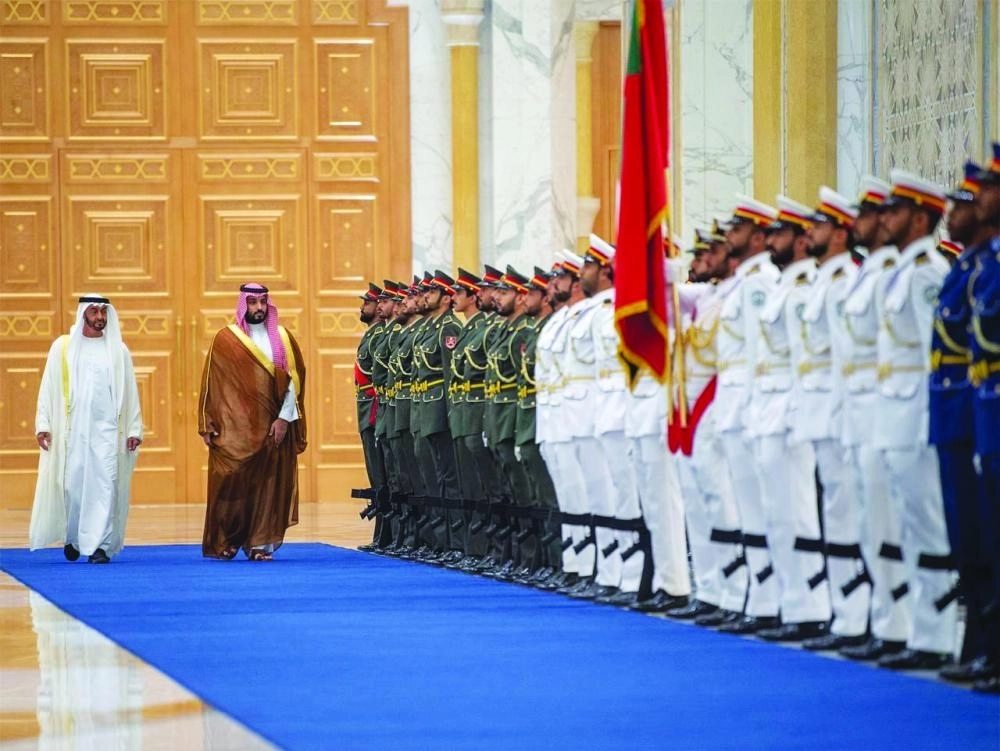 
الأمير محمد بن سلمان والشيخ محمد بن زايد خلال مراسم الاستقبال الرسمية في قصر الوطن بأبوظبي أمس (واس)
