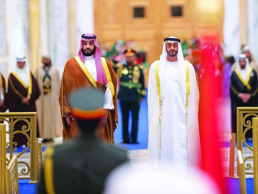 
الأمير محمد بن سلمان والشيخ محمد بن زايد خلال مراسم الاستقبال الرسمية في قصر الوطن بأبوظبي أمس (واس)
