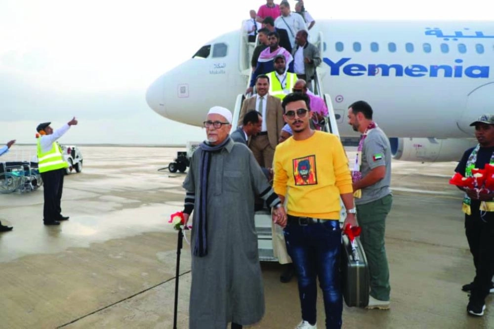 مسافرون لدى وصولهم إلى مطار الريان بحضرموت (مكة)