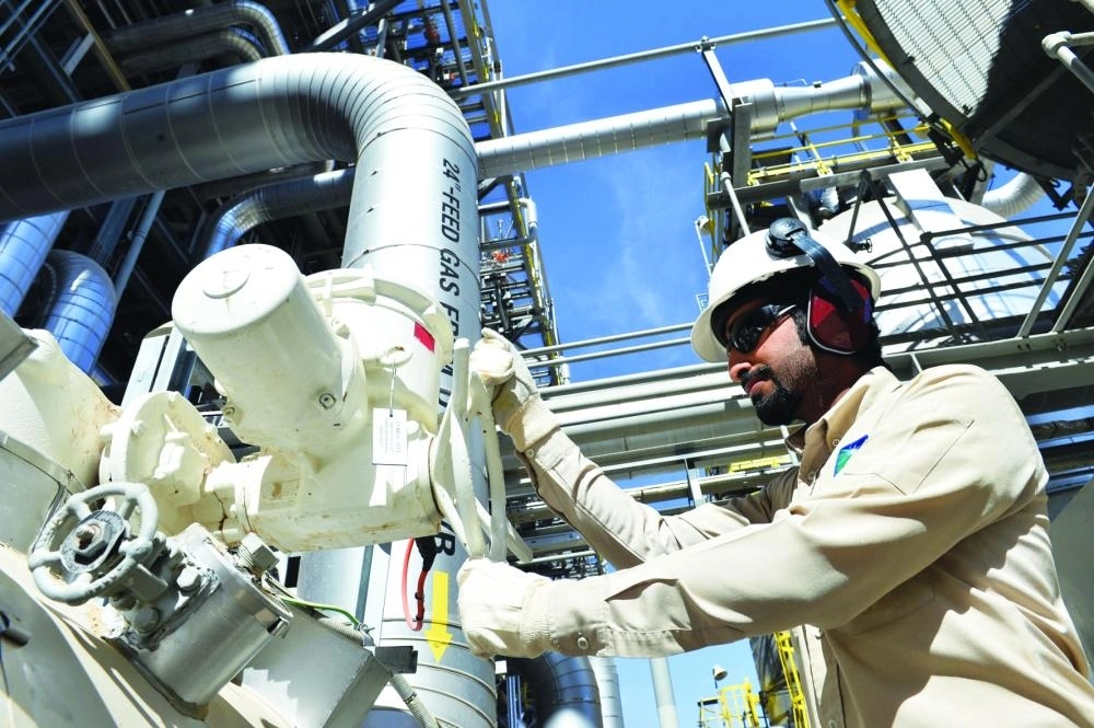 






مهندس يعمل في حقل الشيبة                                (أرامكو)