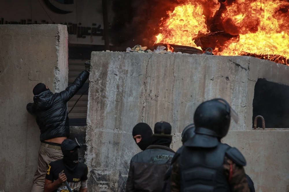 المتظاهرون يضرمون النار في قنصلية إيران (د ب أ)