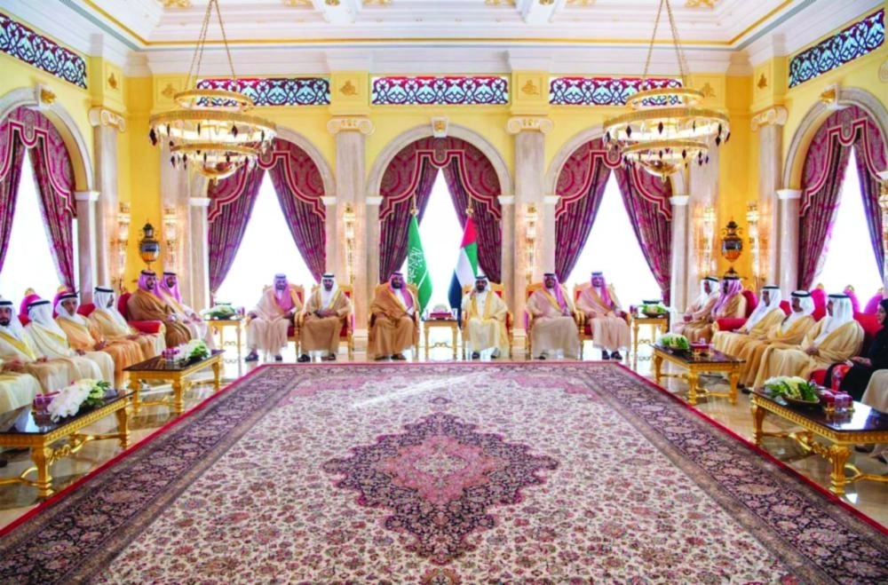 ولي العهد لدى لقائه نائب رئيس الإمارات بقصر زعبيل في دبي أمس (واس)