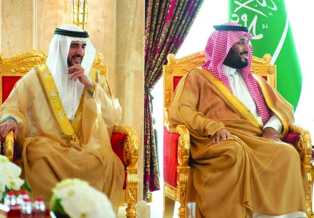 ولي العهد لدى لقائه نائب رئيس الإمارات بقصر زعبيل في دبي أمس (واس)