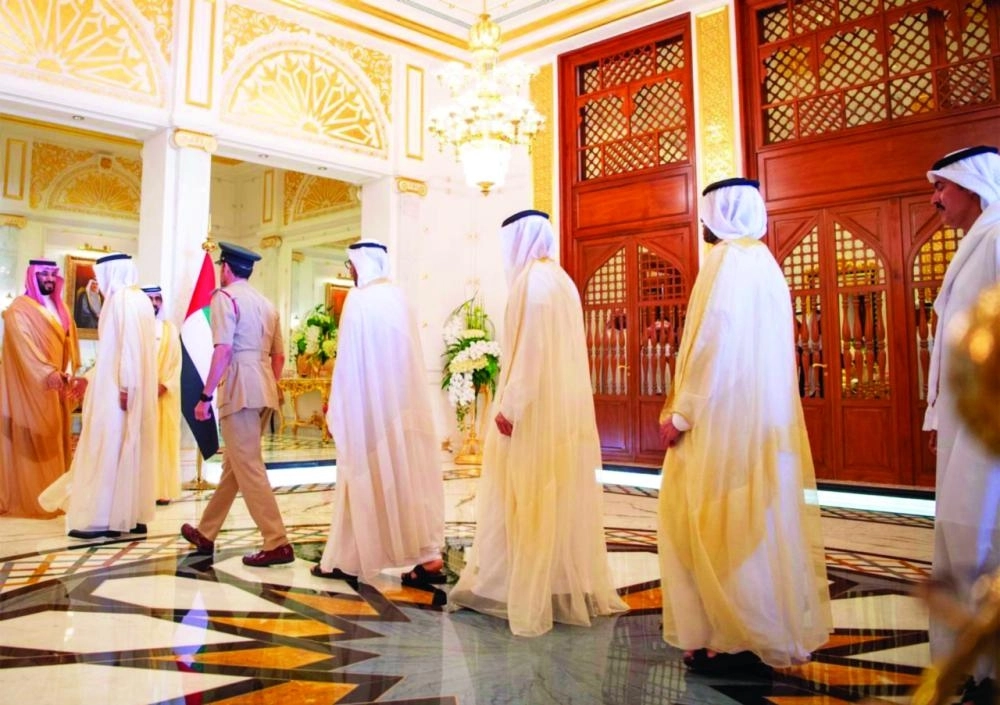 ولي العهد لدى لقائه نائب رئيس الإمارات بقصر زعبيل في دبي أمس (واس)