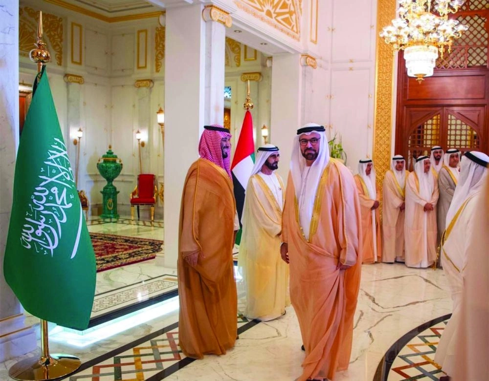 ولي العهد لدى لقائه نائب رئيس الإمارات بقصر زعبيل في دبي أمس (واس)