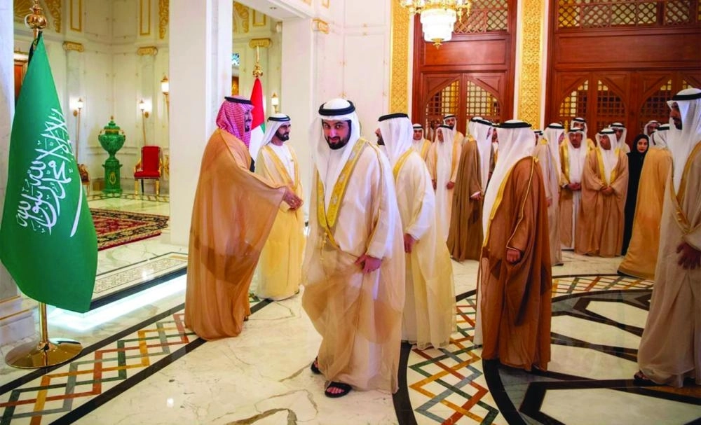 ولي العهد لدى لقائه نائب رئيس الإمارات بقصر زعبيل في دبي أمس (واس)