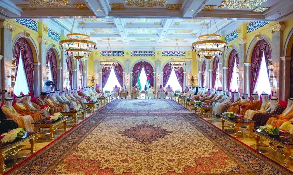 ولي العهد لدى لقائه نائب رئيس الإمارات بقصر زعبيل في دبي أمس (واس)