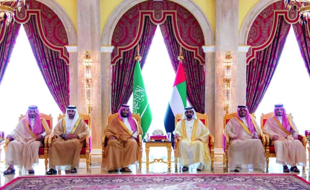 ولي العهد لدى لقائه نائب رئيس الإمارات بقصر زعبيل في دبي أمس (واس)