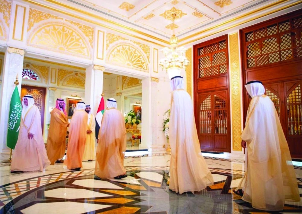 ولي العهد لدى لقائه نائب رئيس الإمارات بقصر زعبيل في دبي أمس (واس)