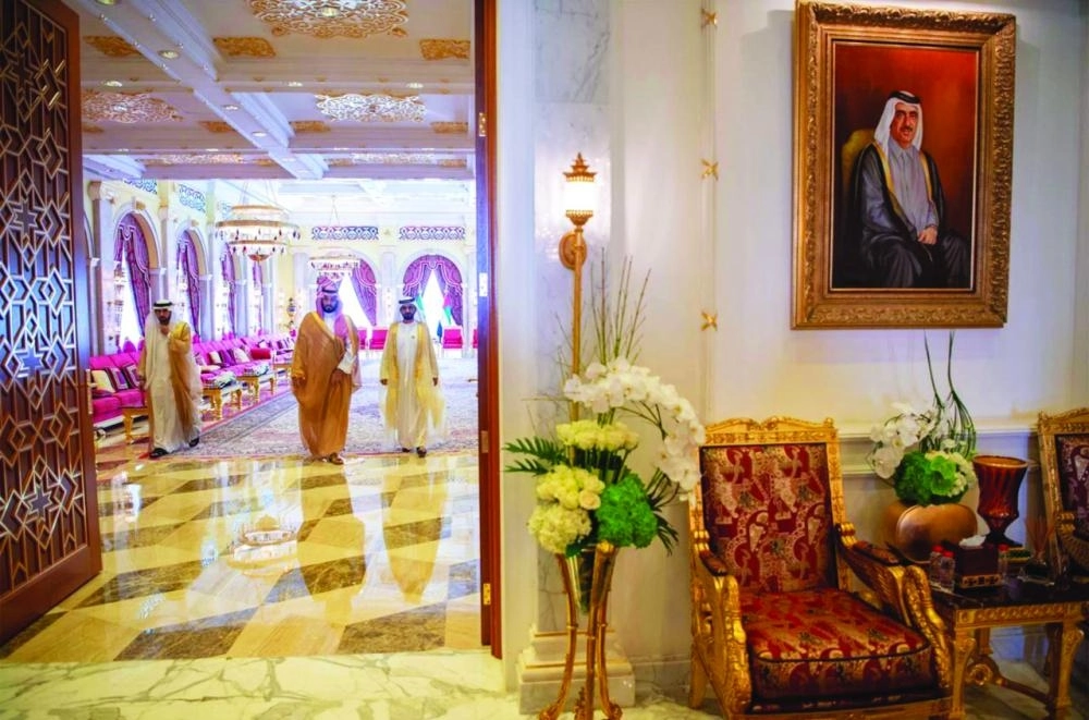 






ولي العهد لدى لقائه نائب رئيس الإمارات بقصر زعبيل في دبي أمس                                                                                                            (واس)