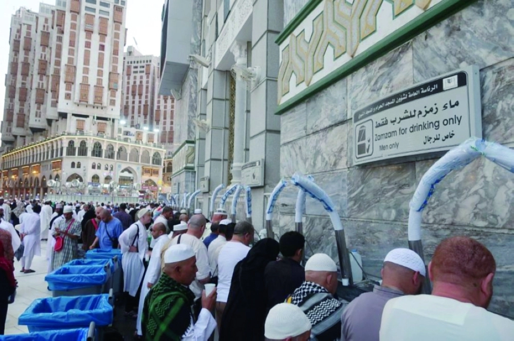 






معتمرون وزوار يرتوون من ماء زمزم                                   (مكة)
