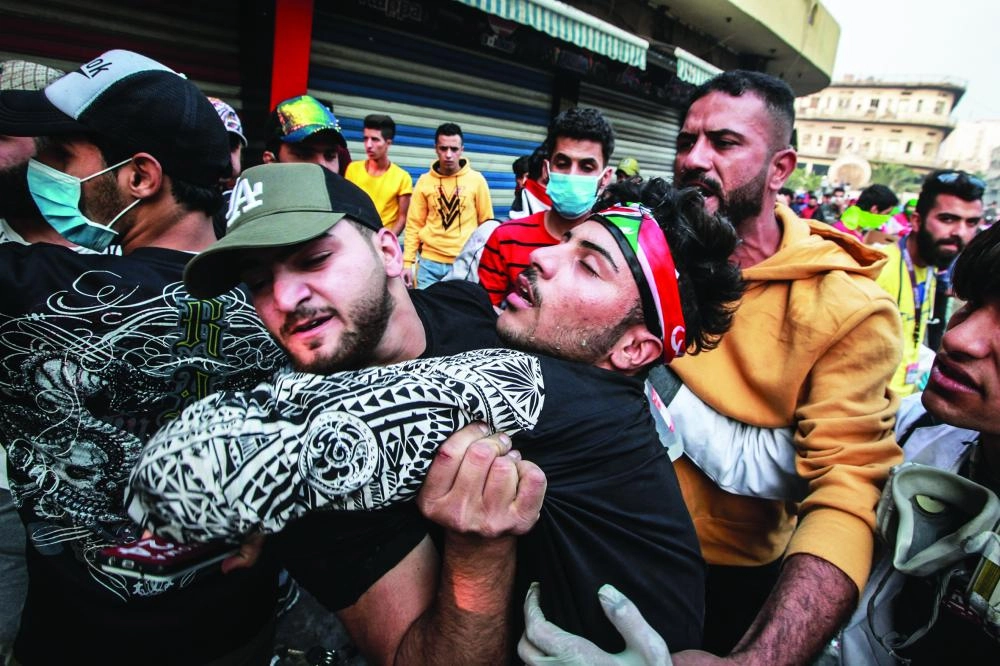 متظاهرون يحملون مصابا خلال الاحتجاجات               (د ب أ)