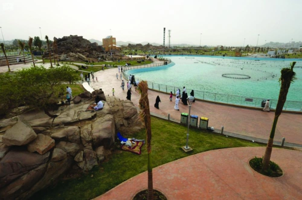 






متنزهون في إحدى الحدائق بالطائف                                                  (مكة)