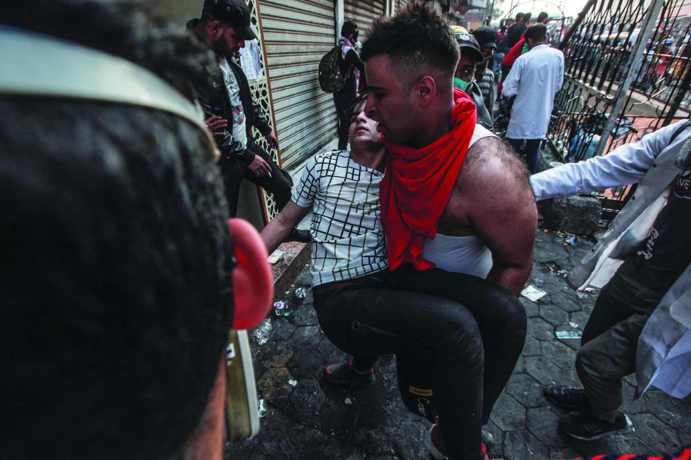 






أحد العراقيين المصابين في الاحتجاجات                                            (د ب أ)