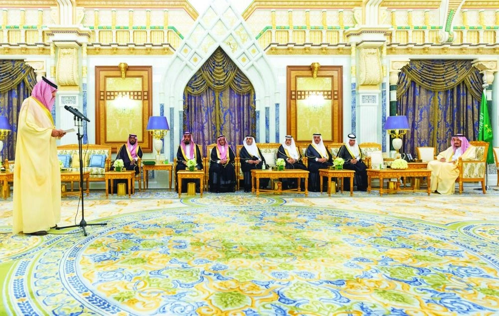 الملك سلمان خلال تسلمه تقرير ديوان المحاسبة أمس (واس)