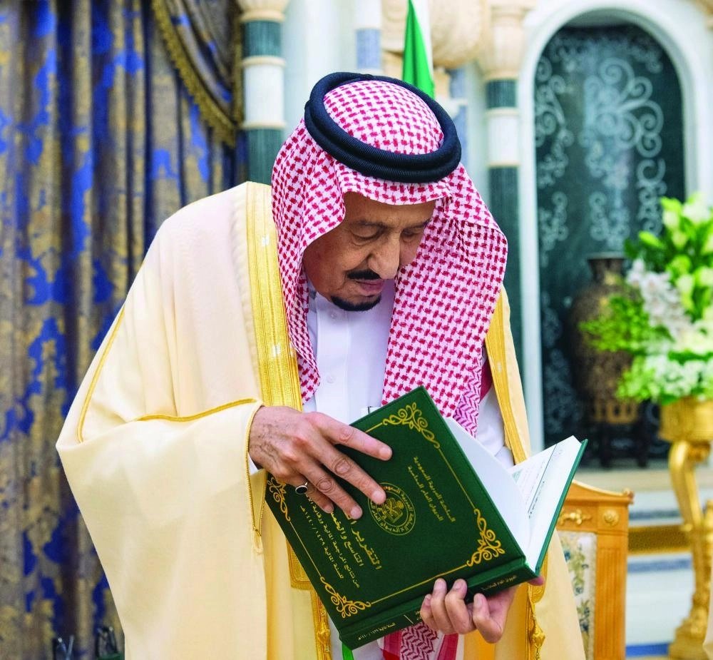 الملك سلمان خلال تسلمه تقرير ديوان المحاسبة أمس (واس)