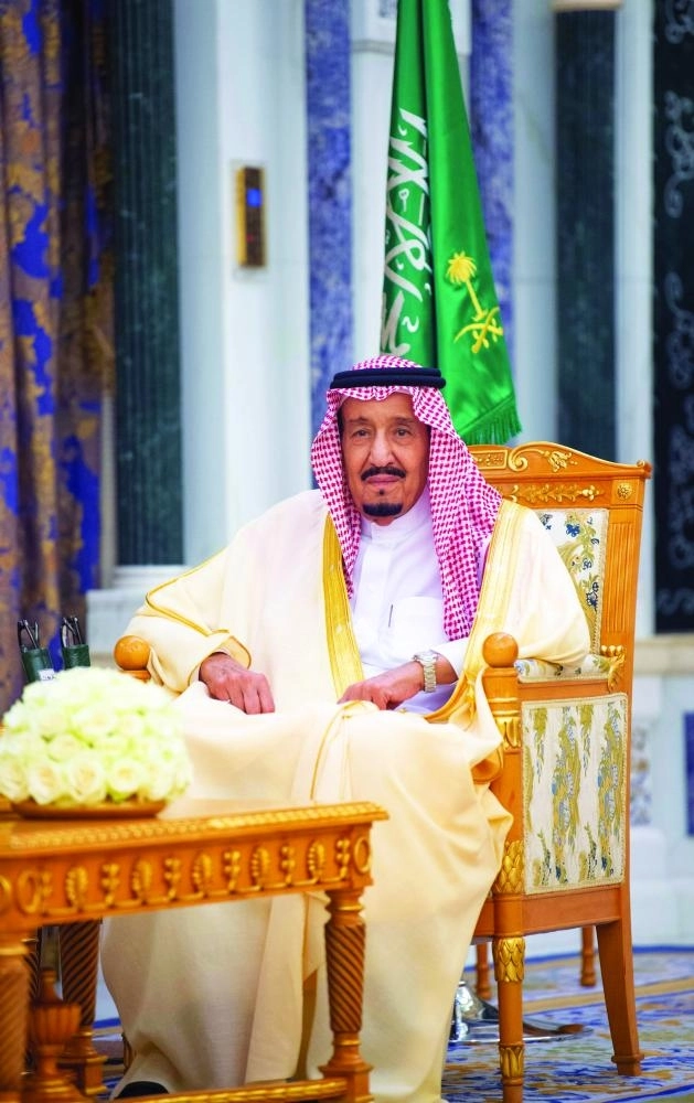 الملك سلمان خلال تسلمه تقرير ديوان المحاسبة أمس (واس)