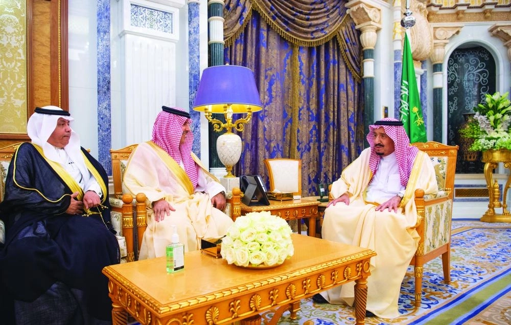 الملك سلمان خلال تسلمه تقرير ديوان المحاسبة أمس 