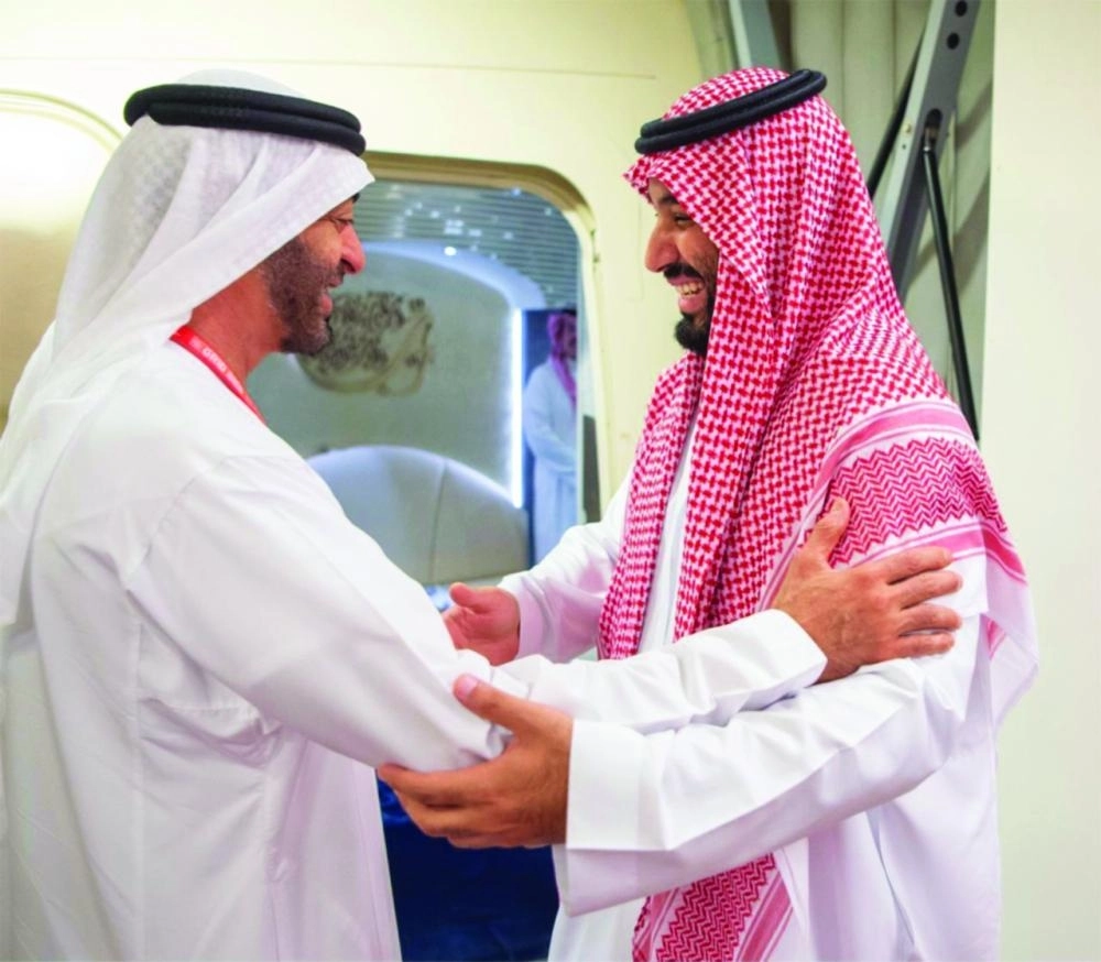 الأمير محمد بن سلمان خلال مغادرته الإمارات وفي وداعه الشيخ محمد بن زايد                                                (واس)