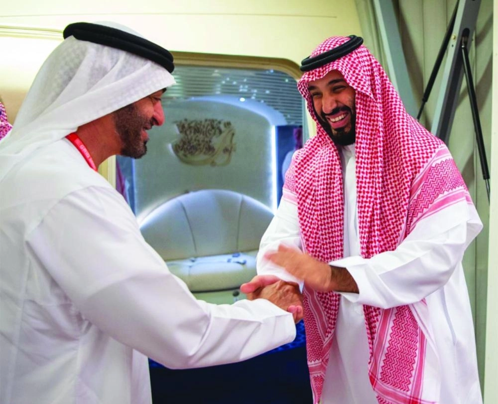 الأمير محمد بن سلمان خلال مغادرته الإمارات وفي وداعه الشيخ محمد بن زايد                                                (واس)