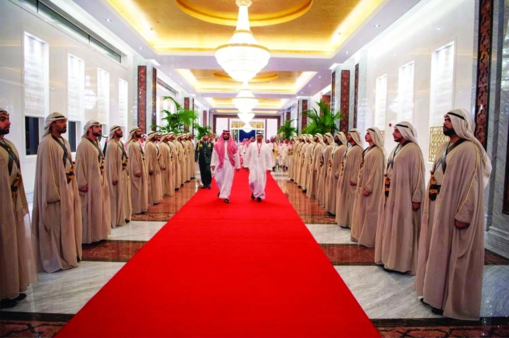 الأمير محمد بن سلمان خلال مغادرته الإمارات وفي وداعه الشيخ محمد بن زايد                                                (واس)